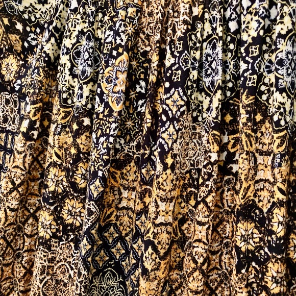 Michael Kors Moroccan tile print 3/4 sleeve blouse with elastic sleeve and hem - Picture 3 of 5